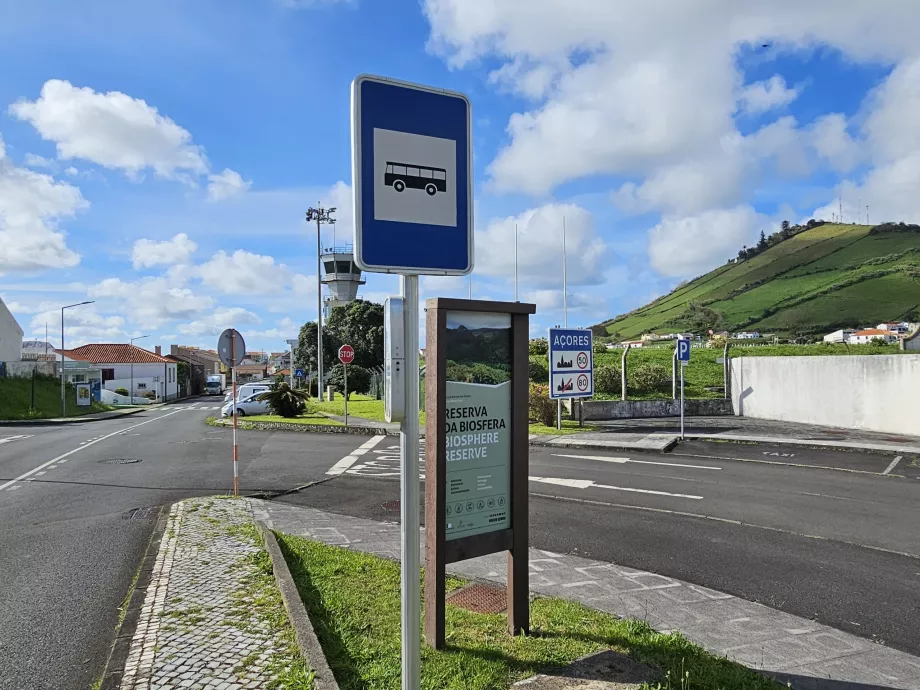 Buszmegálló a Flores repülőtéren