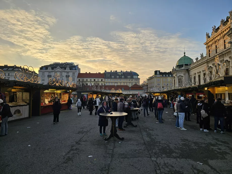 Piacok az Oberes Belvedere előtt