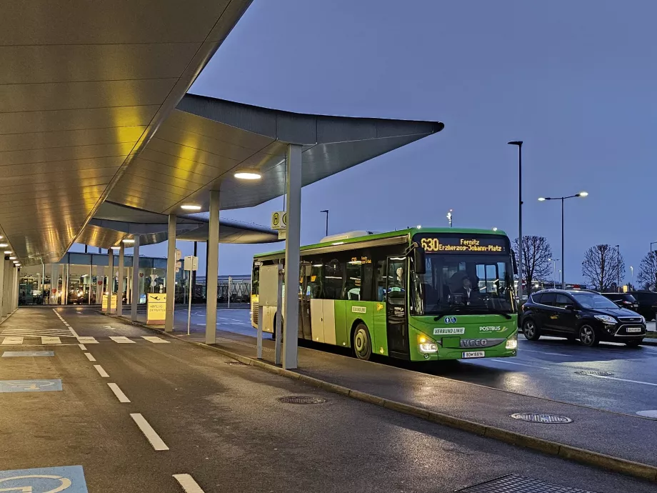 630-as buszmegálló az indulási csarnok előtt