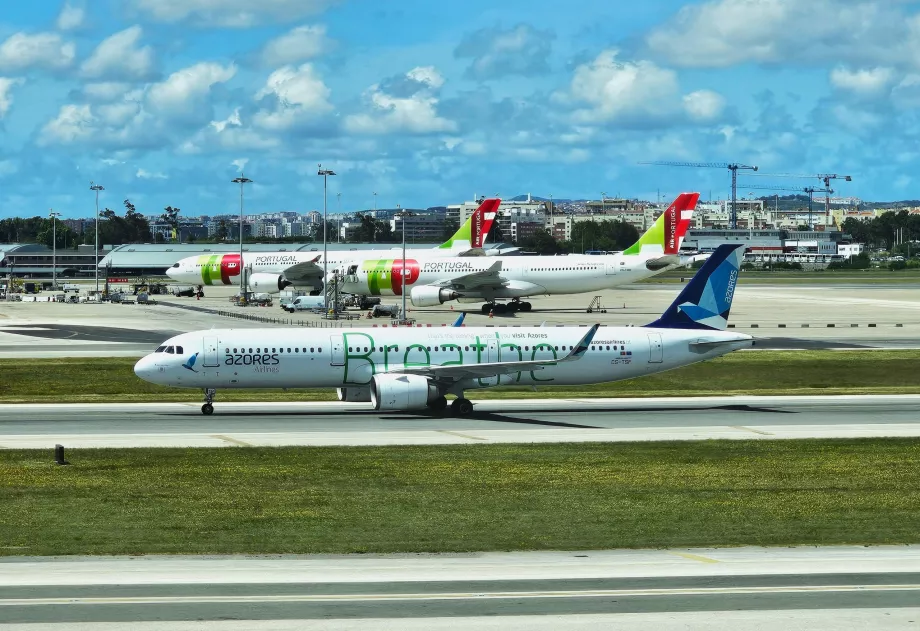 Az Azores Airlines Airbus A321-es repülőgépe Lisszabonban a "Breathe" felirattal.