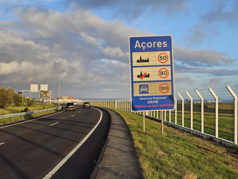 Autókölcsönzés - tábla Ponta Delgada repülőtér elhagyása után