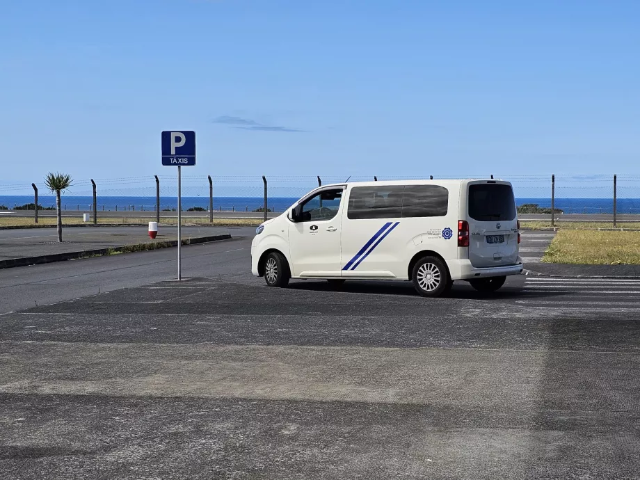 Taxi a Pico repülőtér előtt