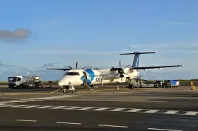 Dash 8 q-400 a Ponta Delgada repülőtéren