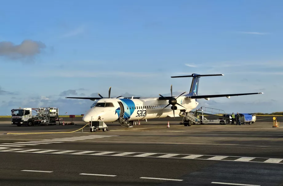 Dash 8 q-400 a Ponta Delgada repülőtéren