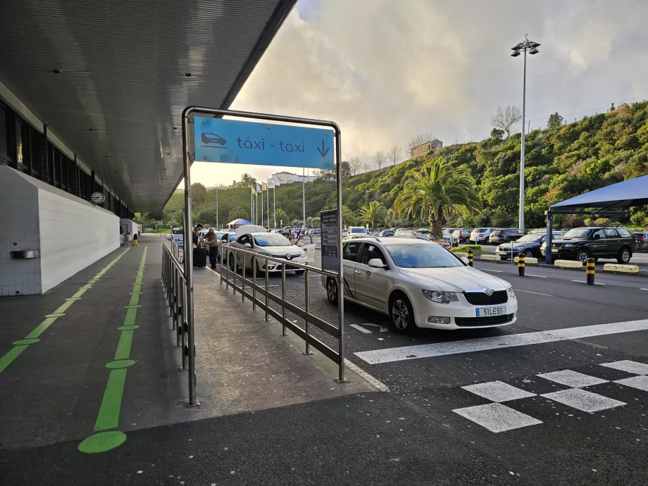 Taxiállomás közvetlenül az érkezési csarnok előtt.