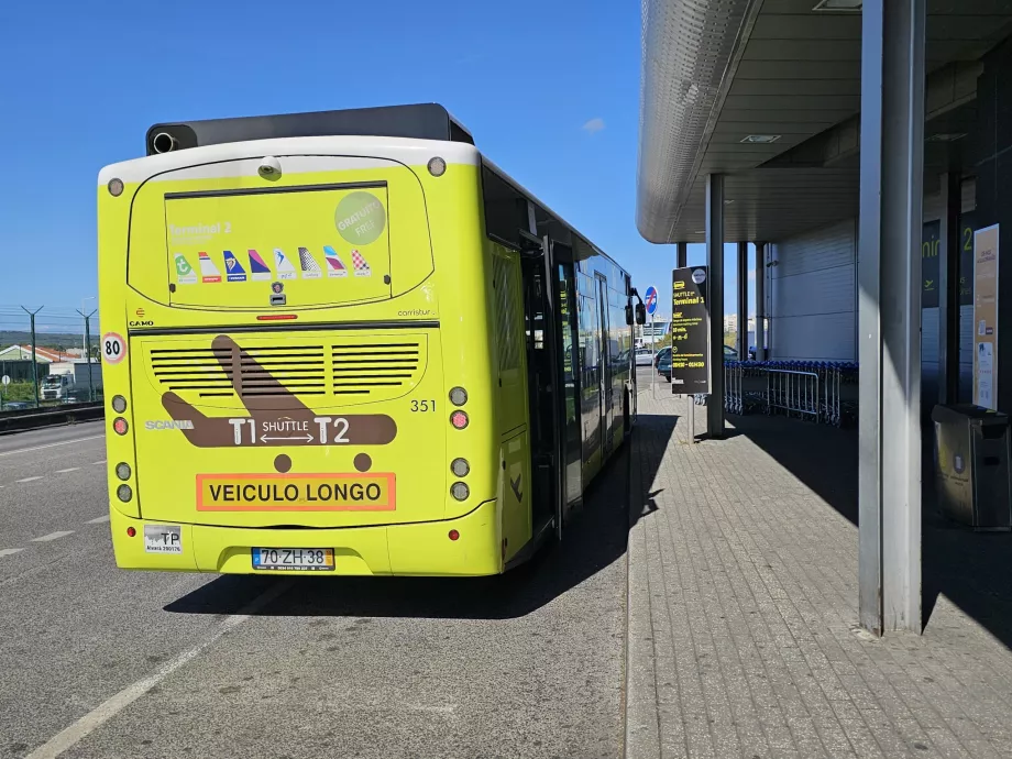 Buszmegálló a 2. terminál előtt