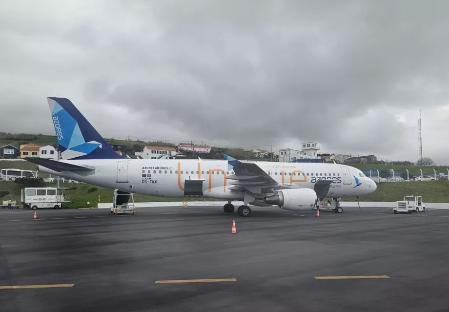 Azores Airlines, Airbus A320-as repülőgép, "Unique" felirattal.