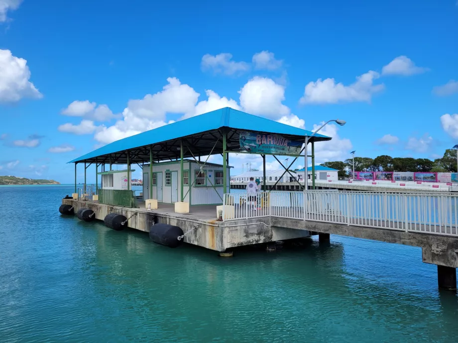 St. John's-i móló Barbuda felé