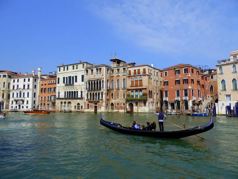 Gondola a Grand Canal-on