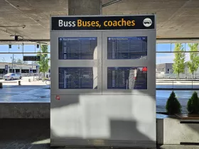 Tájékoztató táblák az összes busz indulási idejével
