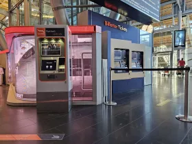 Jegykiadó automaták: balra Flytoget, jobbra Vy vonatok