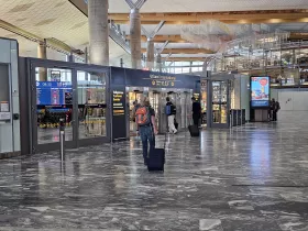 A terminál nemzetközi részlegének bejárata