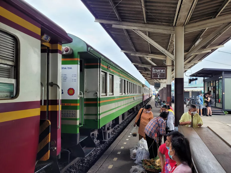 Platform at Thonburi Station