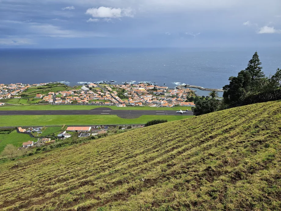 Kilátás a kifutópályára és Santa Cruz das Flores-ra