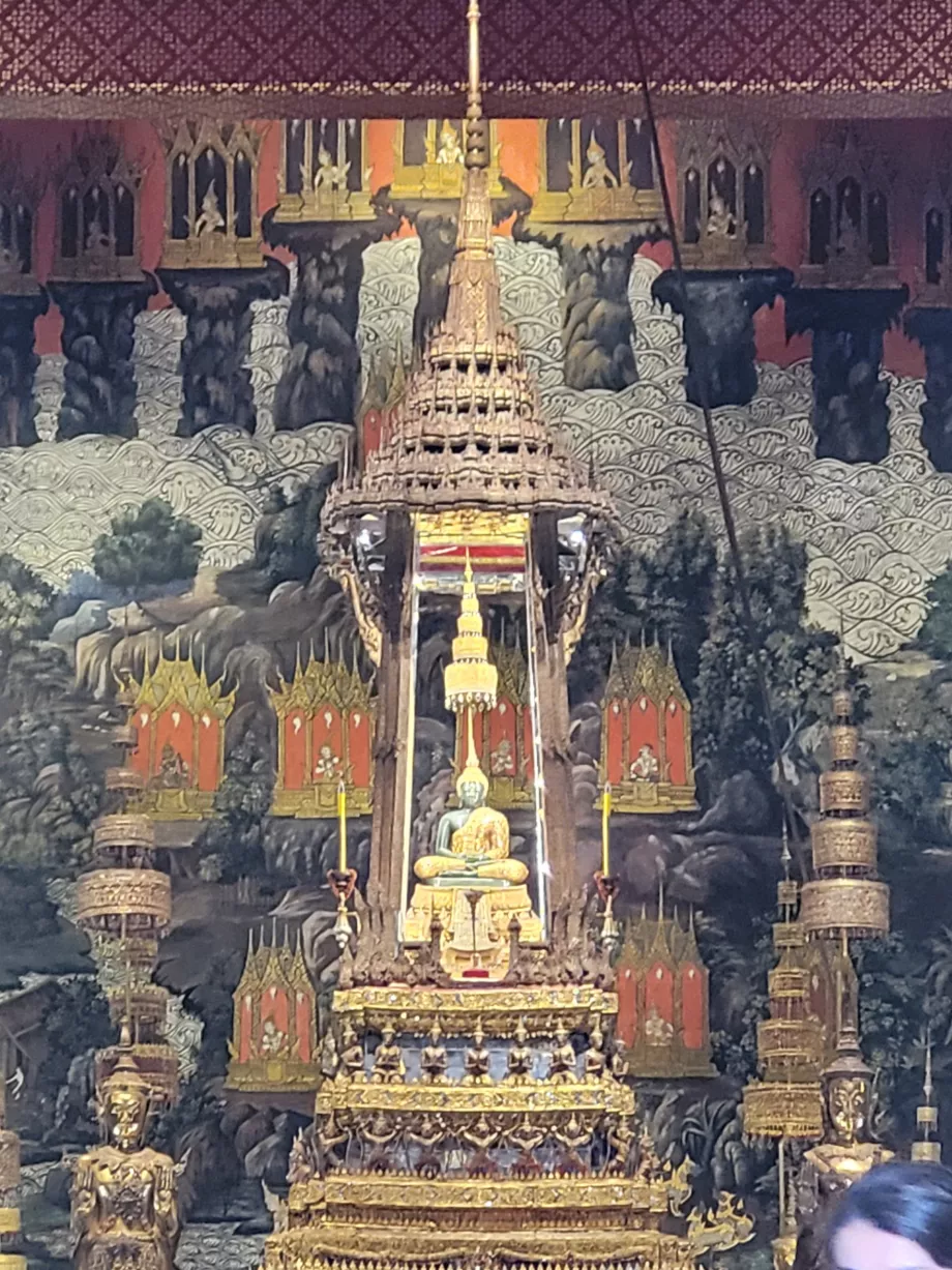 Photos of the Emerald Buddha from the outside