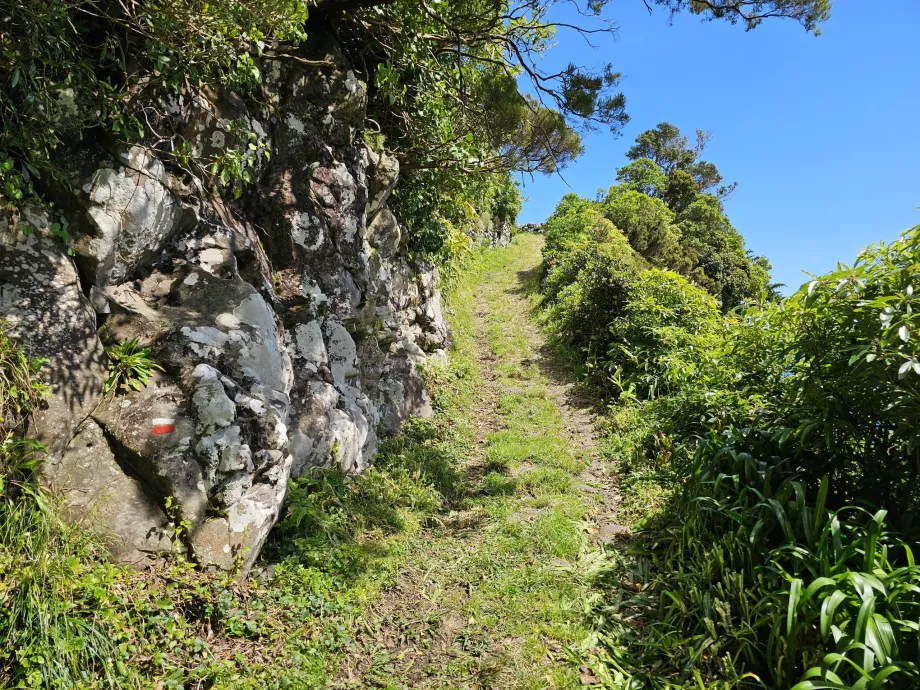 Jelzés a sziklán, trilho Ponta Ruiva-Cedros