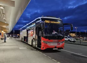 Flybussen a terminál előtt