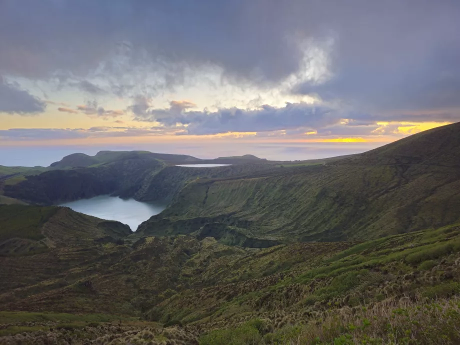 Miradouro Lagoas Funda e Rasa naplementében