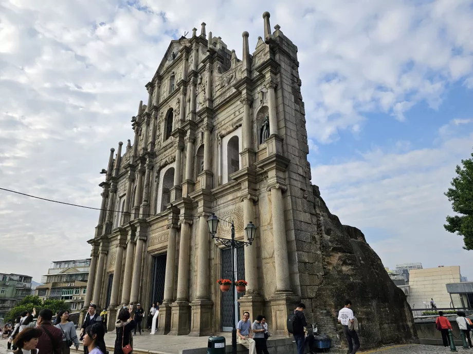 A Szent Pál templom romjainak oldalnézetből.