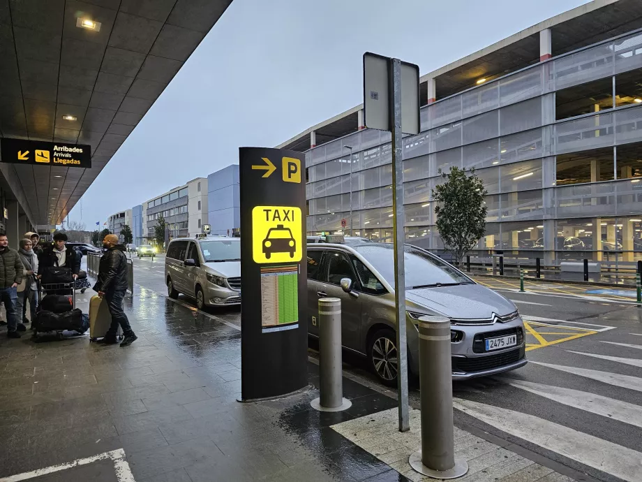 Taxiállomás a Girona repülőtér előtt