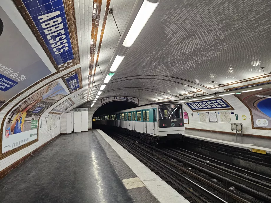 Metrószerelvény az Abbesses állomáson