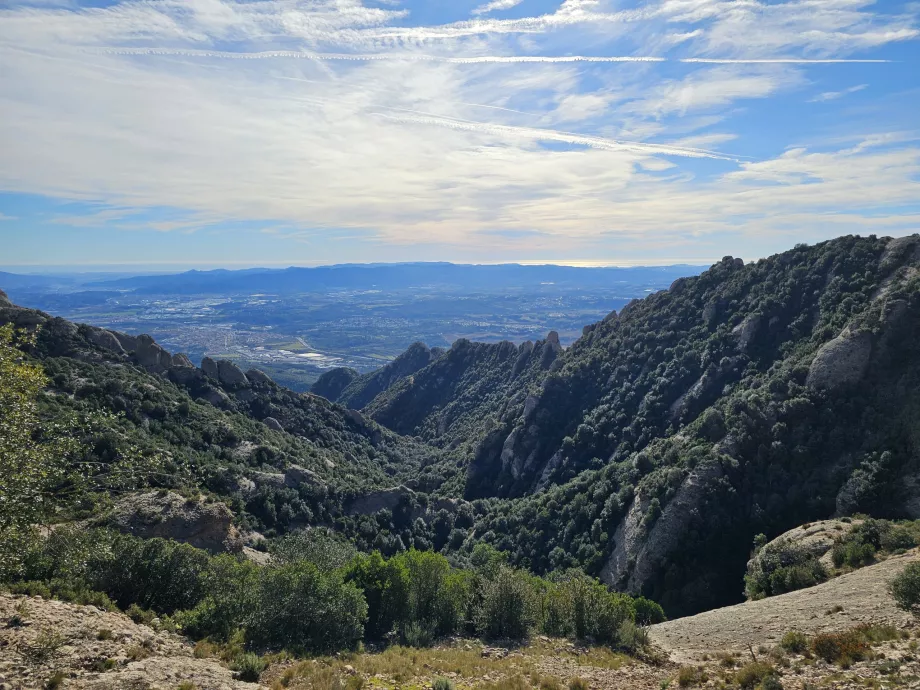 Kilátás dél felé a Montserrat-hegységből