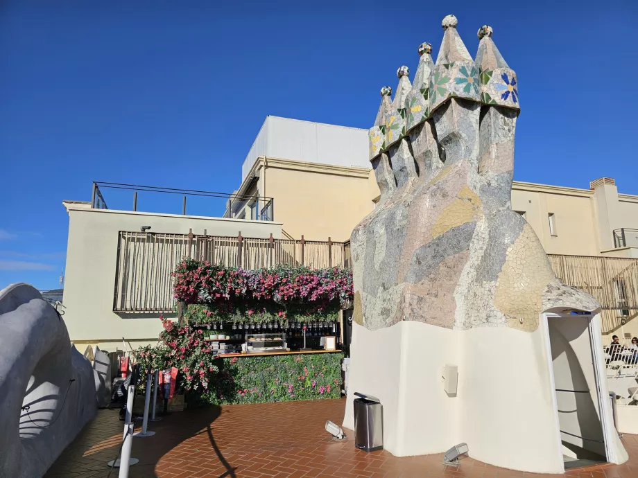 Terasz és bár, tetőterasz Casa Battlo