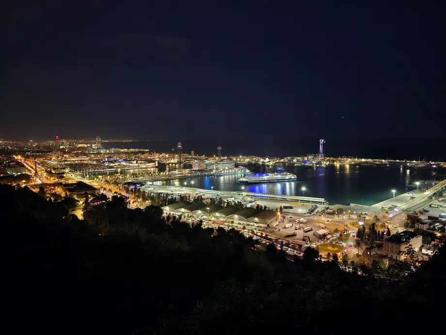 Éjszakai kilátás Barcelonára a Montjuic Parkból