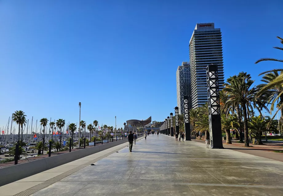 Sétány a Bogatell strand mentén