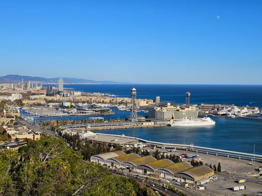 Barcelona kilátása a Montjuïc Parkból