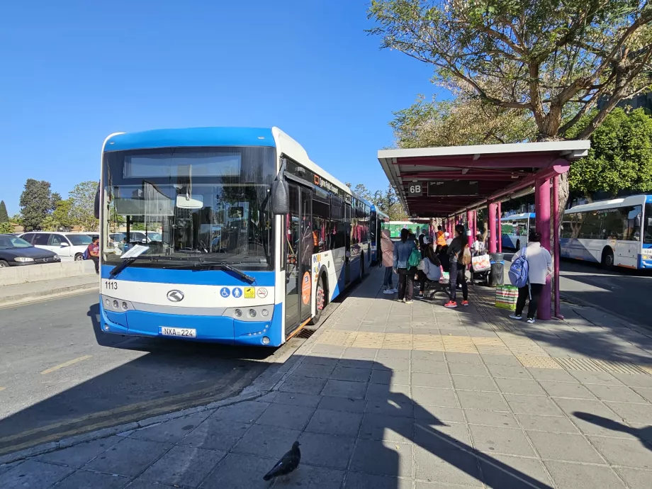 Ciprus tömegközlekedés - tömegközlekedési buszok Larnaca és Nicosia városában