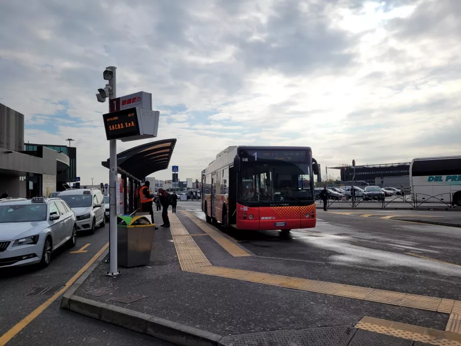 Buszmegálló Bergamo irányába