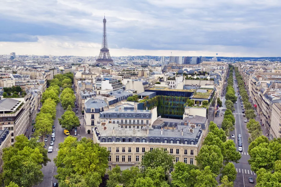 Az Eiffel-torony tetejéről nyílik kilátás a tetőre