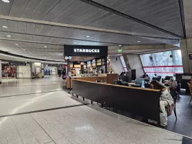 Starbucks, 1. terminál, nyilvános terület