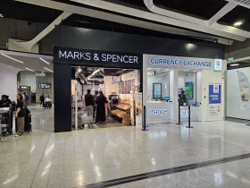 Szupermarket és pénzváltó az 1. terminál érkezési csarnokában