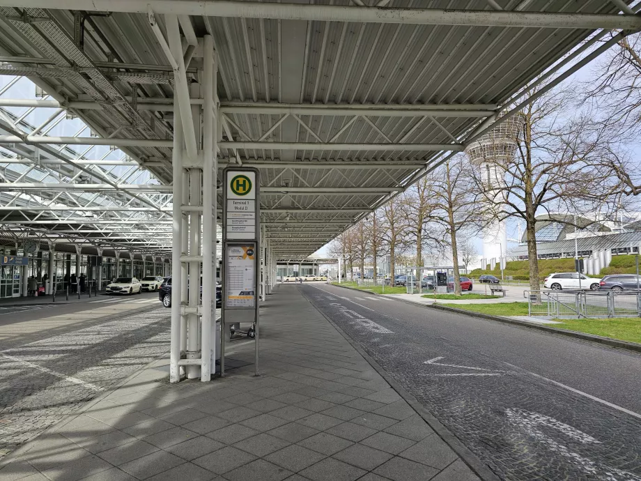 Lufthansa CityBus megálló az 1-es terminál előtt