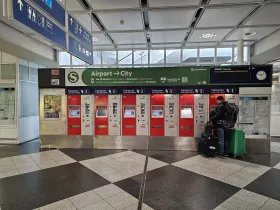 Tömegközlekedési jegykiadó automaták a peron bejárata előtt