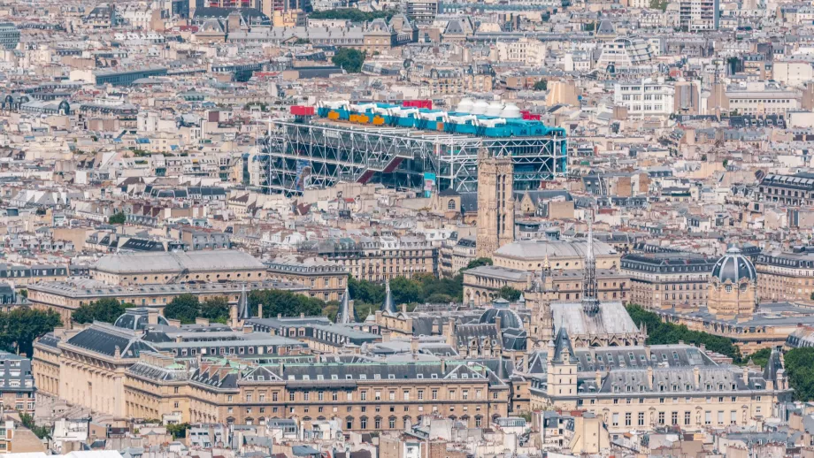 A Centre Pompidou az Eiffel-torony felől