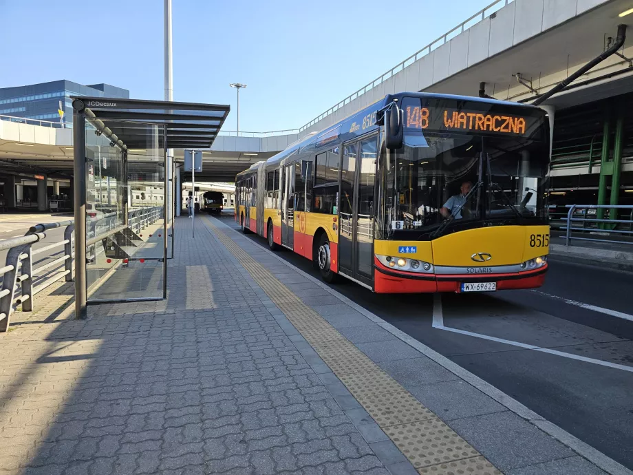 148-as buszjárat az érkezési csarnok előtt