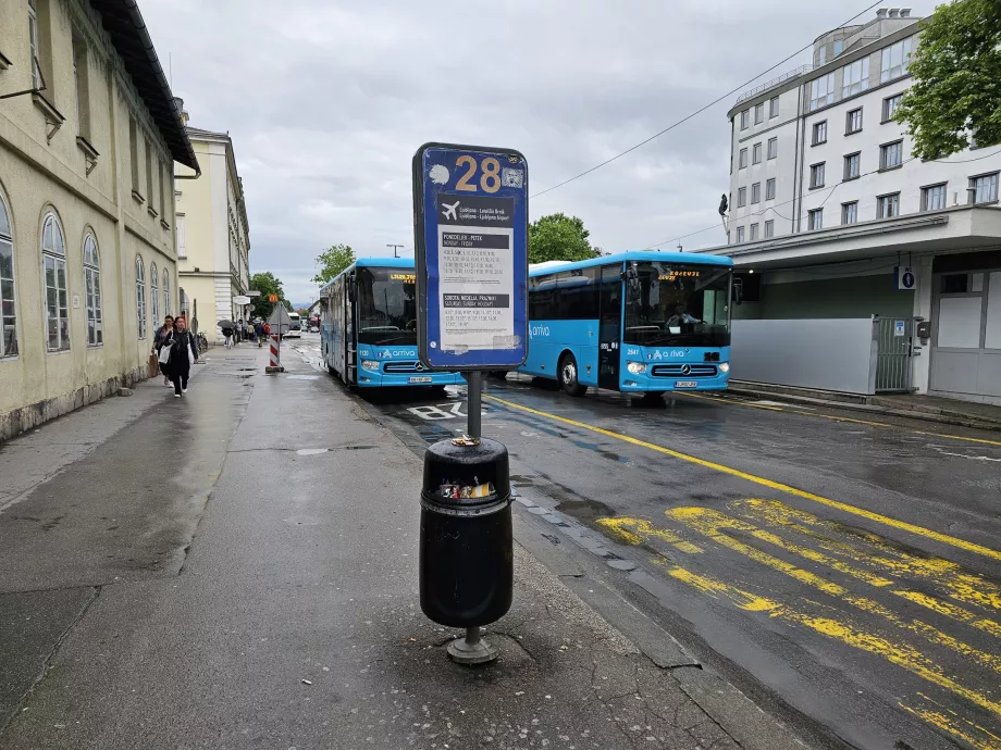 Buszmegálló a repülőtéren a főpályaudvar közelében