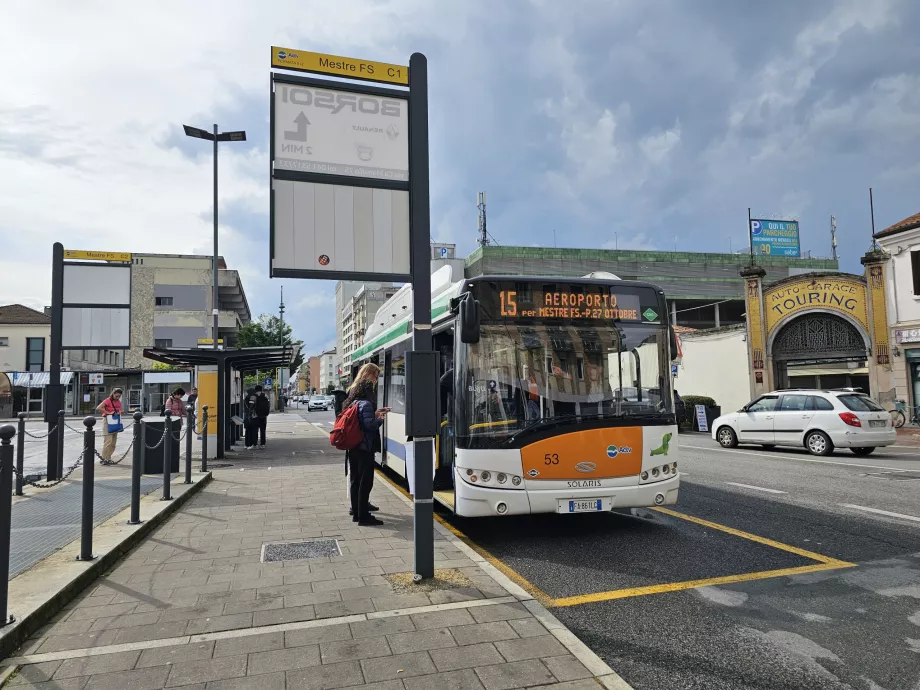 A repülőtérre tartó 15-ös busz megállója a mestre-i pályaudvar előtt.