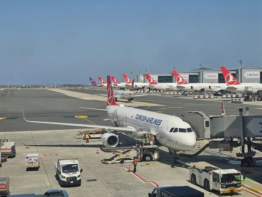 A Turkish Airlines repülőgépe az isztambuli repülőtéren