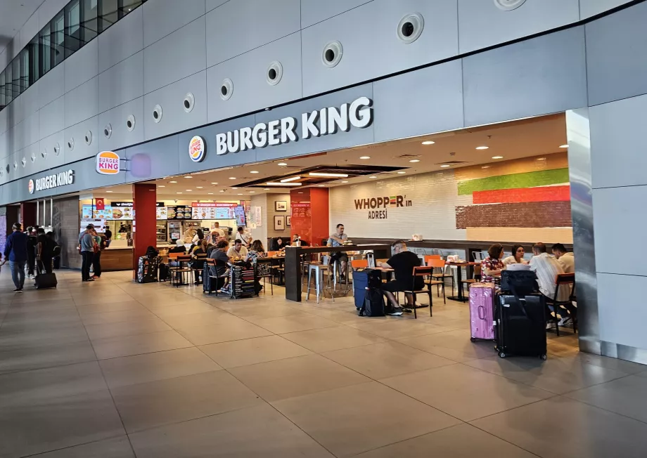 Buger King az érkezési csarnokban, nyilvános területen