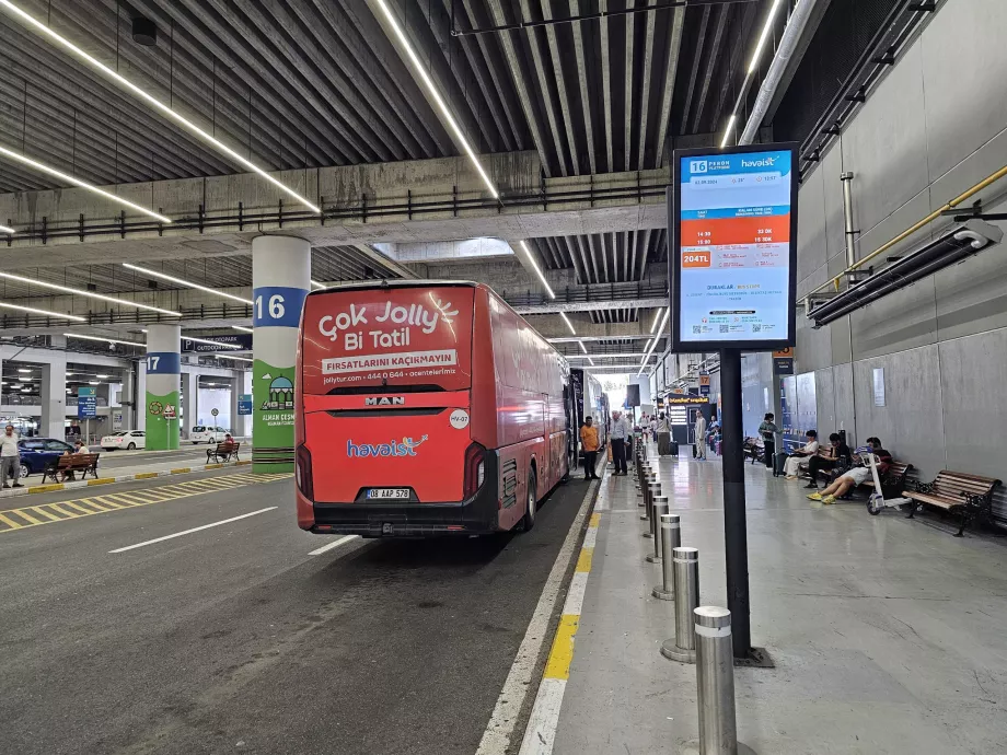 Buszmegálló a repülőtéren - a Taksim (központ) felé tartó buszjárat