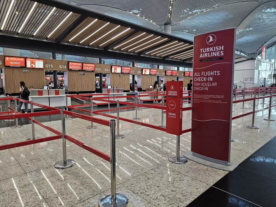 Check-in pultok az isztambuli repülőtéren