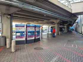 Tömegközlekedési jegykiadó automaták a terminál előtt