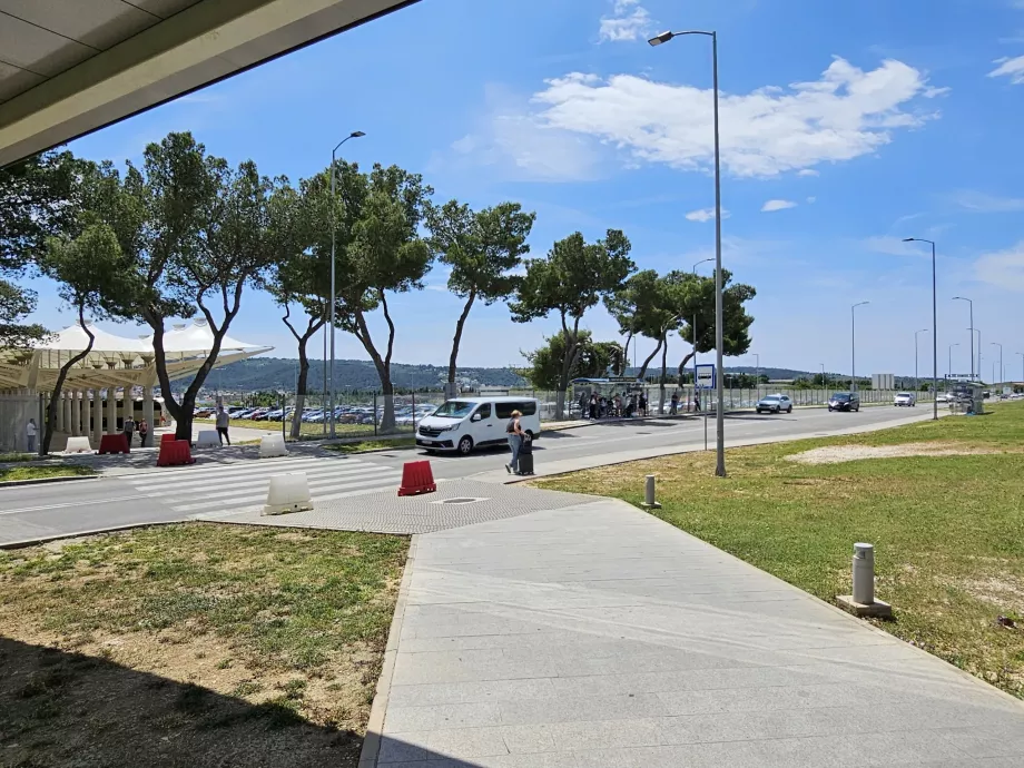 A buszmegállóhoz vezető út 37. Jobb oldali megálló Trogir irányába, bal oldali Split irányába.