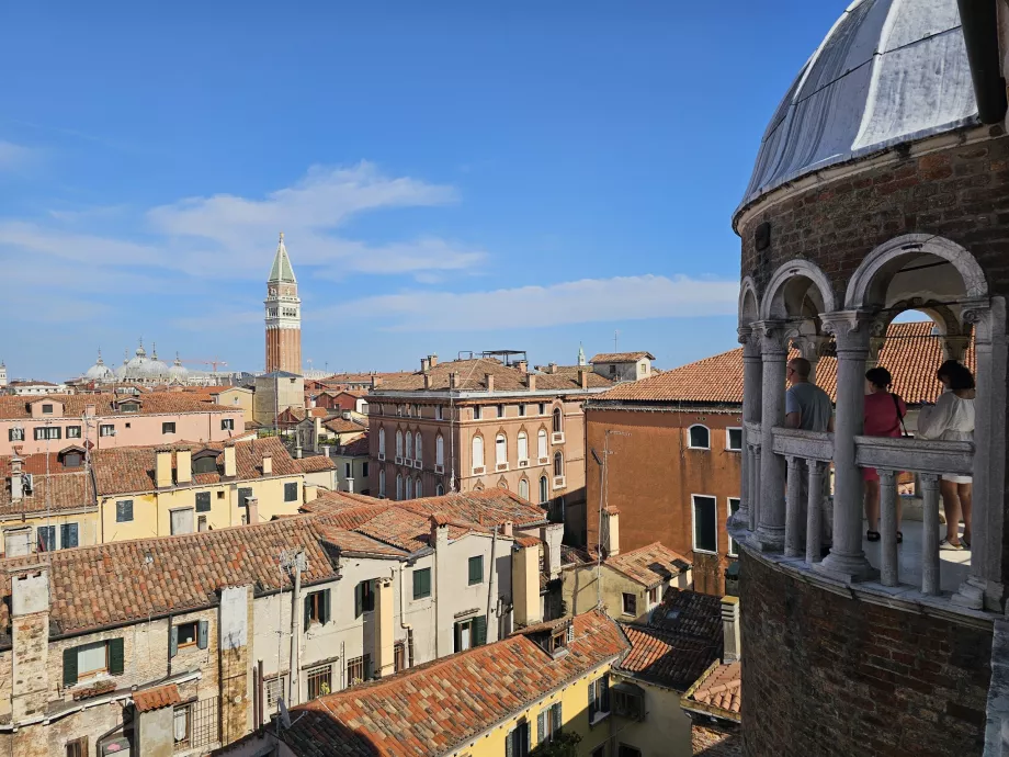 Kilátás a Palazzo Contraini del Bovolo palotából