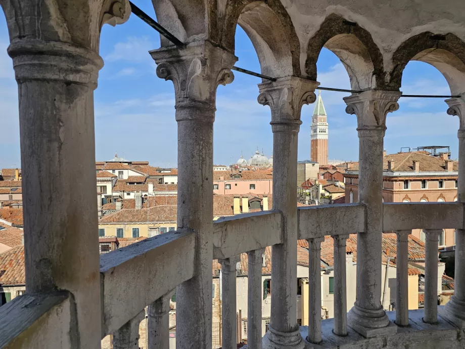 Kilátás a Palazzo Contarini del Bovolo épületéből