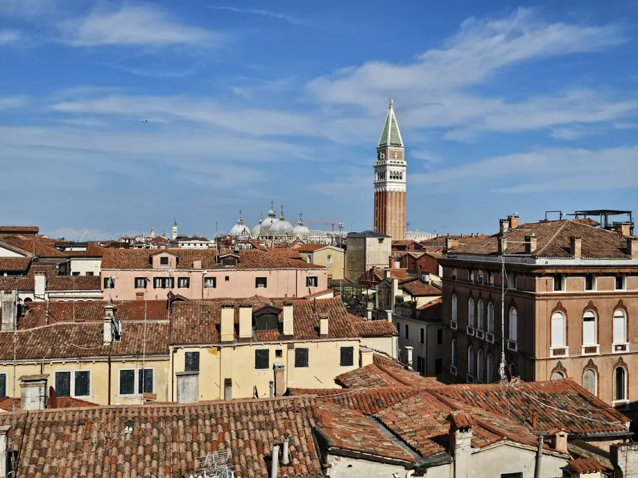 Kilátás a Palazzo Contarini del Bovolo épületéből